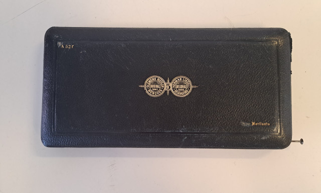 Herman Lindell harppikokoelma paketissaan