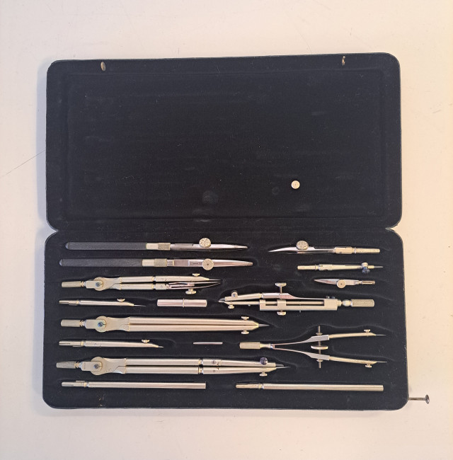 Herman Lindell harppikokoelma paketissaan