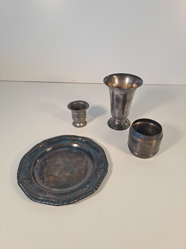 Erä alpakka- ja tinaastioita