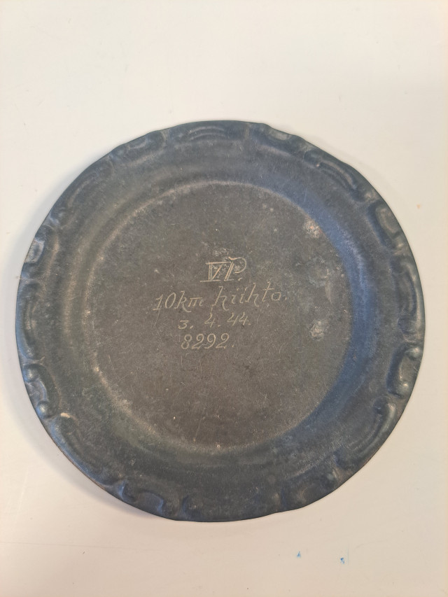 10km hiihdon palkintomerkki vuodelta 1944