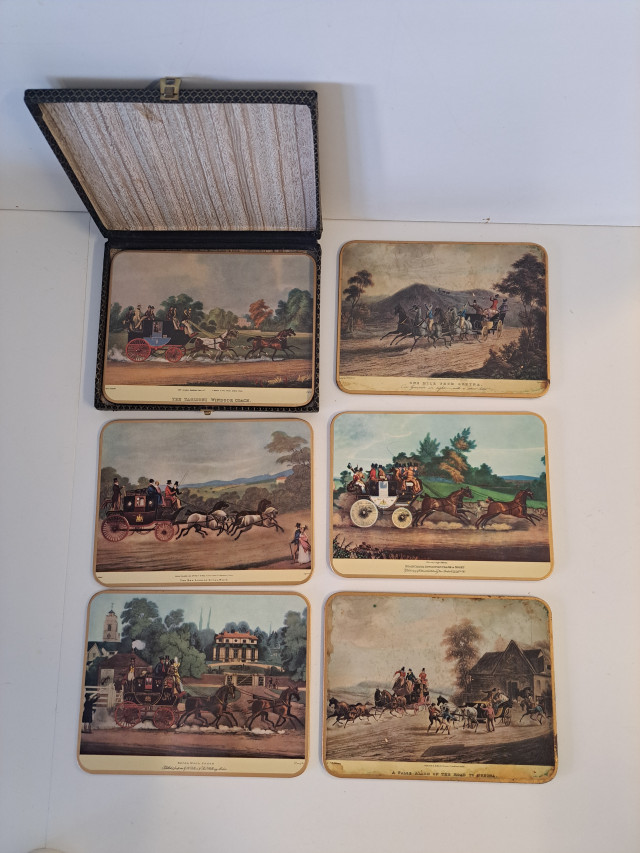 Vintage englantilaisia paikkamattoja laatikossaan