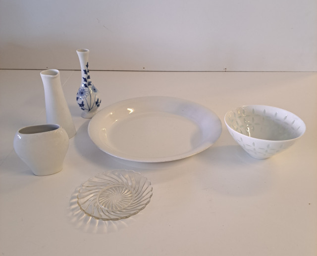 Erä posliinia ja lasia, mm. Arabiaa ja Kauklahden lasilautanen