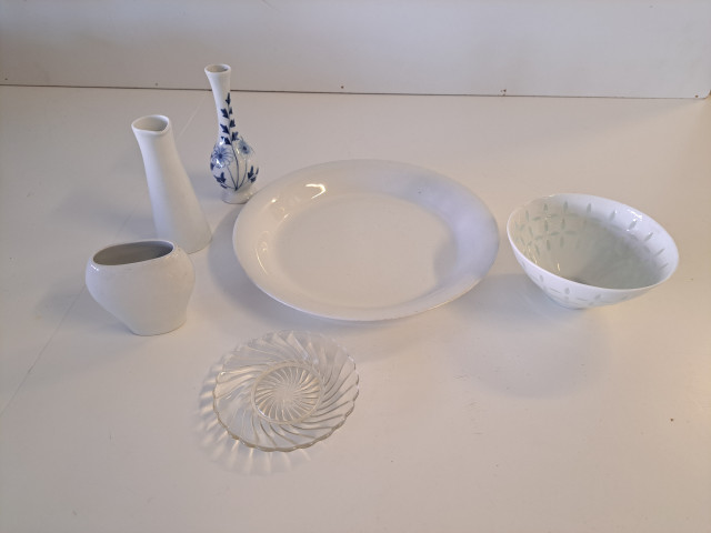 Erä posliinia ja lasia, mm. Arabiaa ja Kauklahden lasilautanen