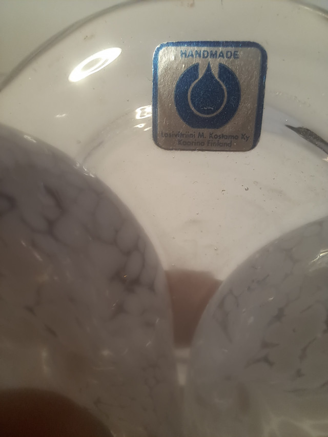 Taidelasi figuuri joutsenet suomalaista käsityötä