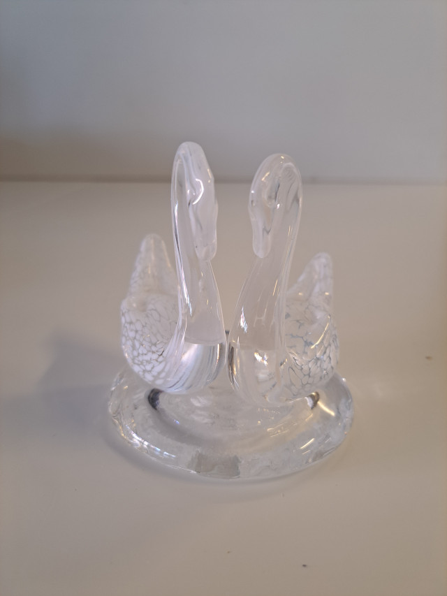 Taidelasi figuuri joutsenet suomalaista käsityötä