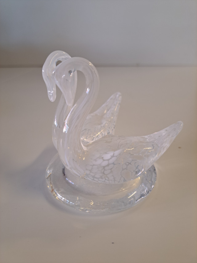 Taidelasi figuuri joutsenet suomalaista käsityötä