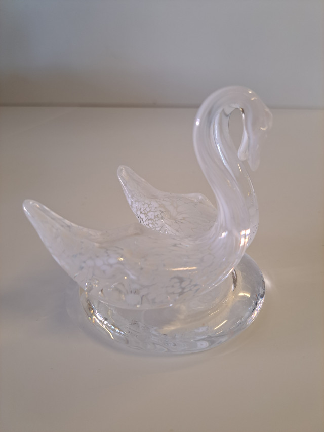 Taidelasi figuuri joutsenet suomalaista käsityötä