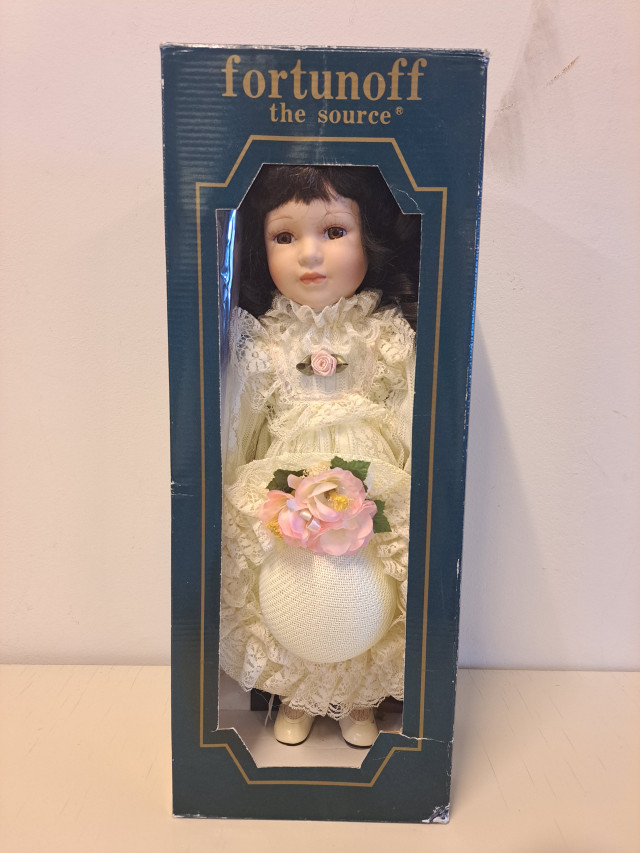 Seymour Mannin valmistama keräilynukke laatikossaan