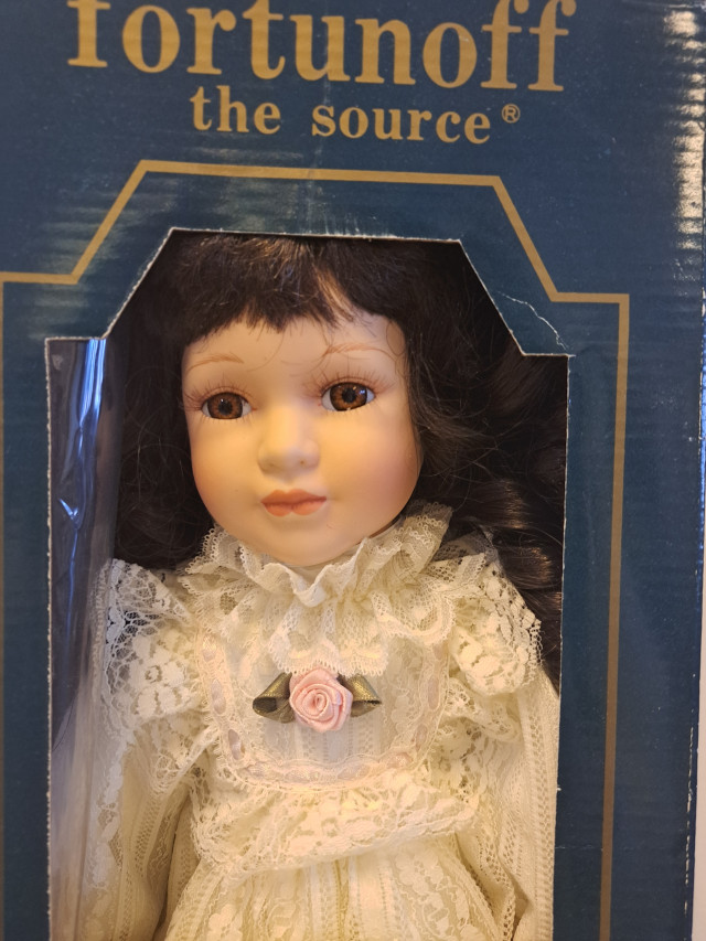 Seymour Mannin valmistama keräilynukke laatikossaan