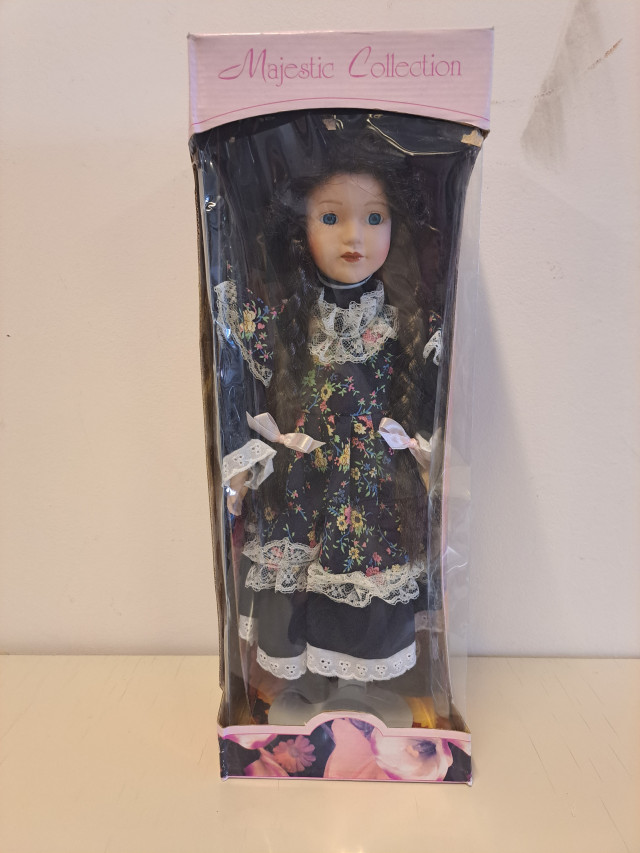 Keräilynukke, käsinmaalattu posliini