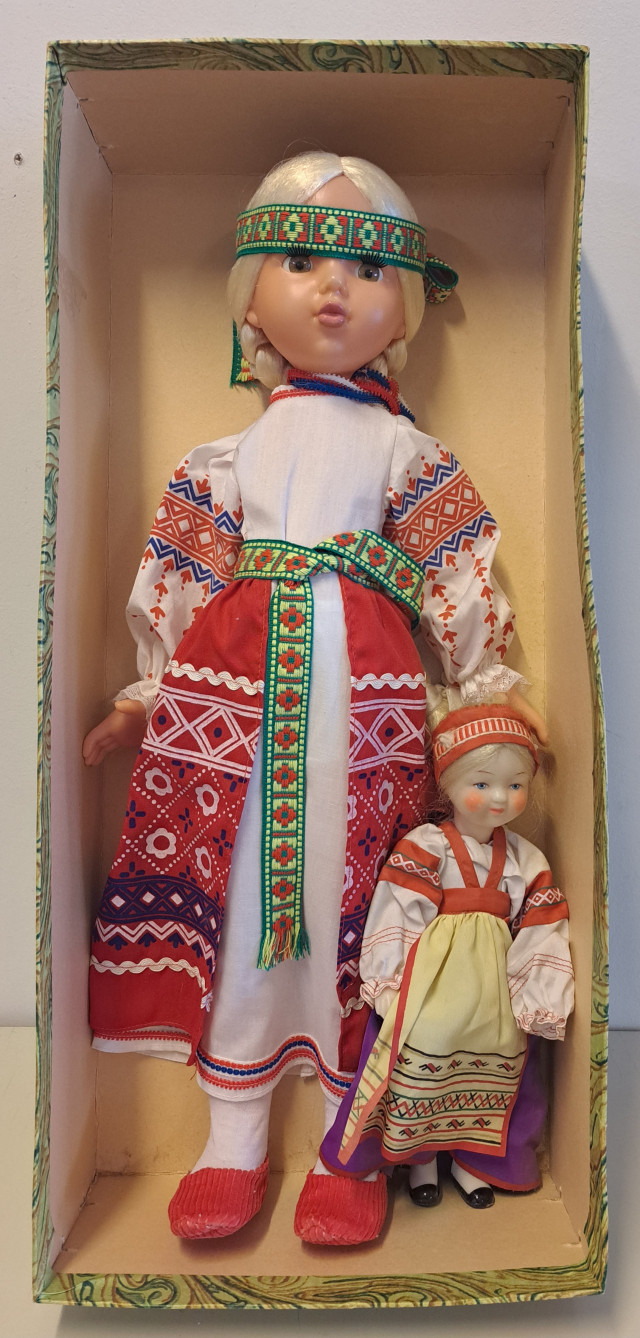 Kansallispukuiset keräilynuket laatikossa