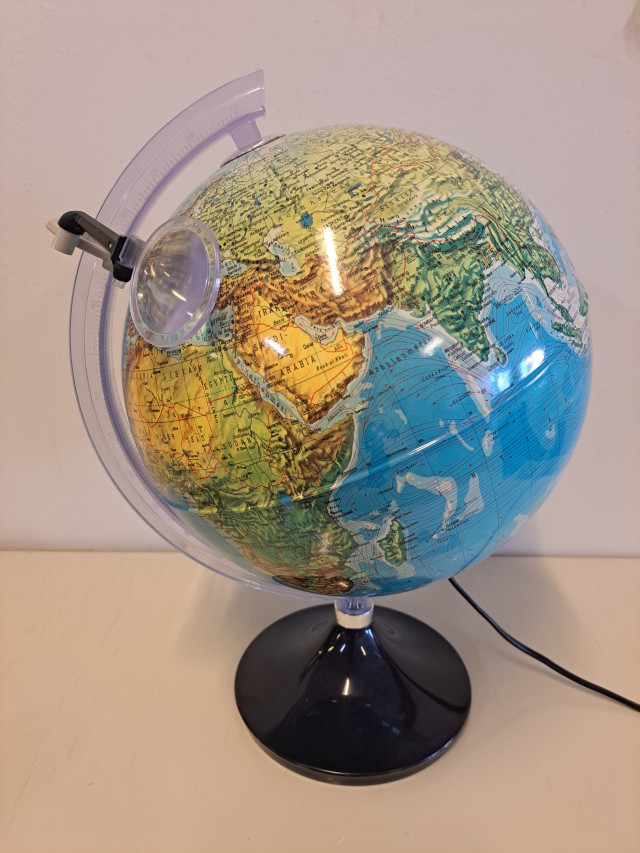 Karttapallo suurennuslasilla