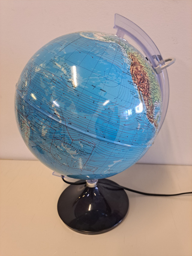 Karttapallo suurennuslasilla