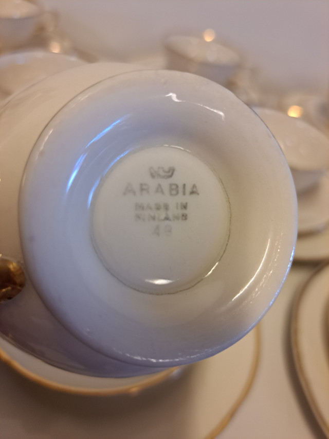 Arabian kultakoriste kahviastiasto