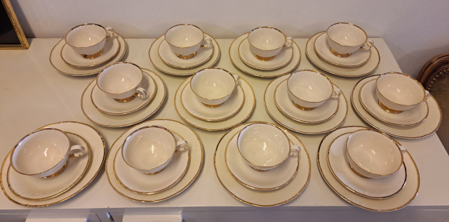 Arabian kultakoriste kahviastiasto