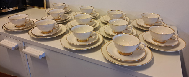 Arabian kultakoriste kahviastiasto