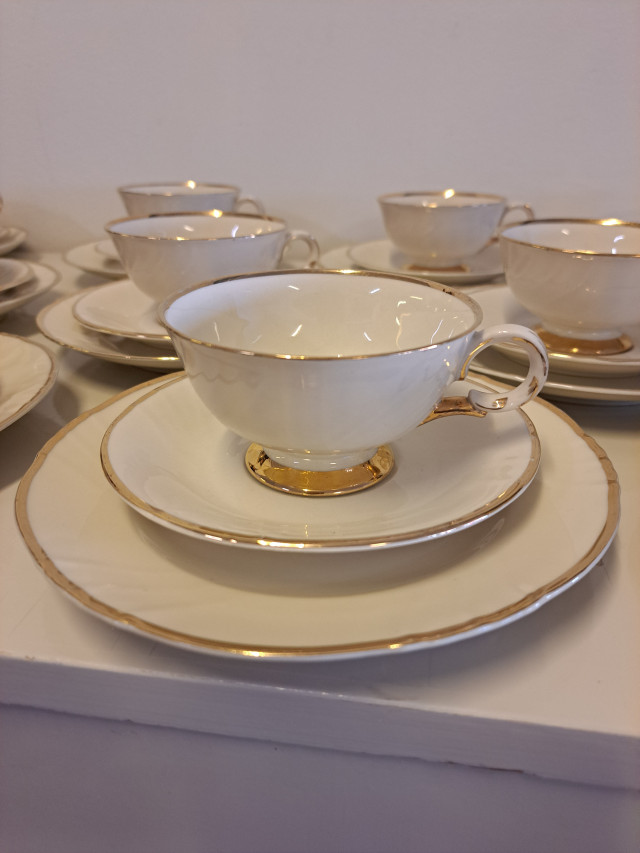 Arabian kultakoriste kahviastiasto