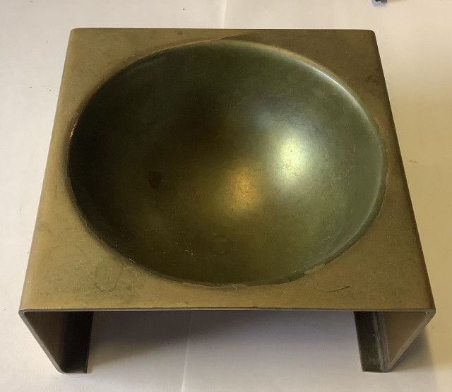 Metallinen tuhkakuppi