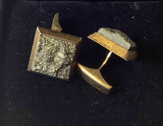 Kultaiset kalvosinnapit