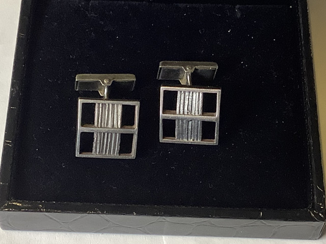 Hopeiset kalvosinnapit