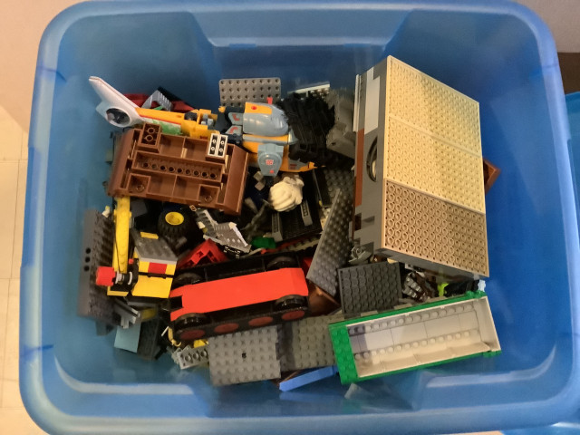 Laatikollinen legoja