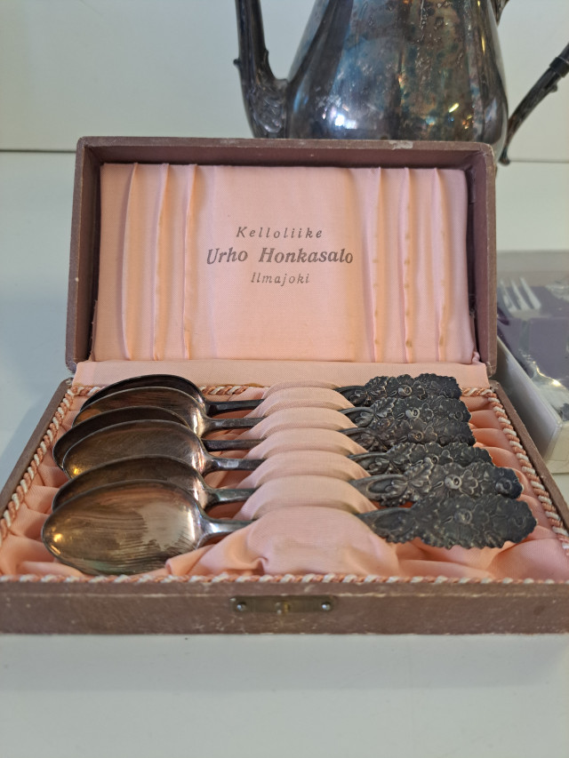 Hopeoitu kannu, alpakka lusikat ja pienet haarukat metalliseosta