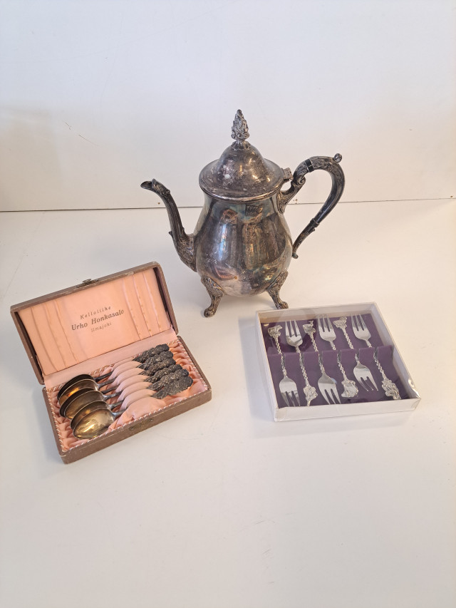 Hopeoitu kannu, alpakka lusikat ja pienet haarukat metalliseosta