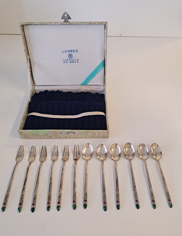 Hopeiset aterimet emalikoristeluin, Korealaista vintagea