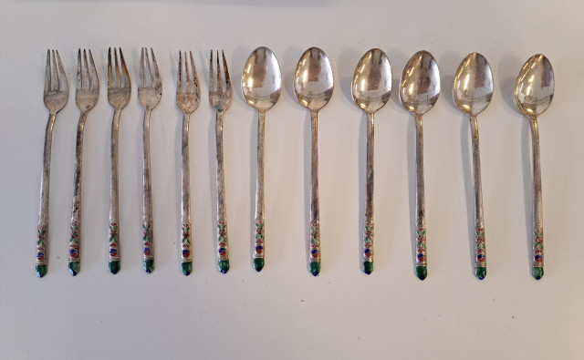 Hopeiset aterimet emalikoristeluin, Korealaista vintagea