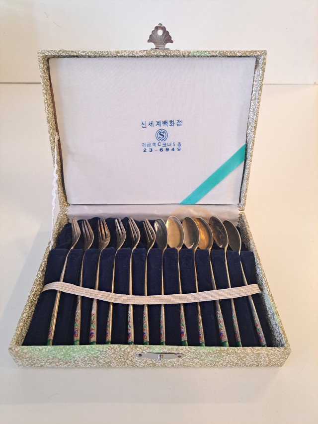 Hopeiset aterimet emalikoristeluin, Korealaista vintagea