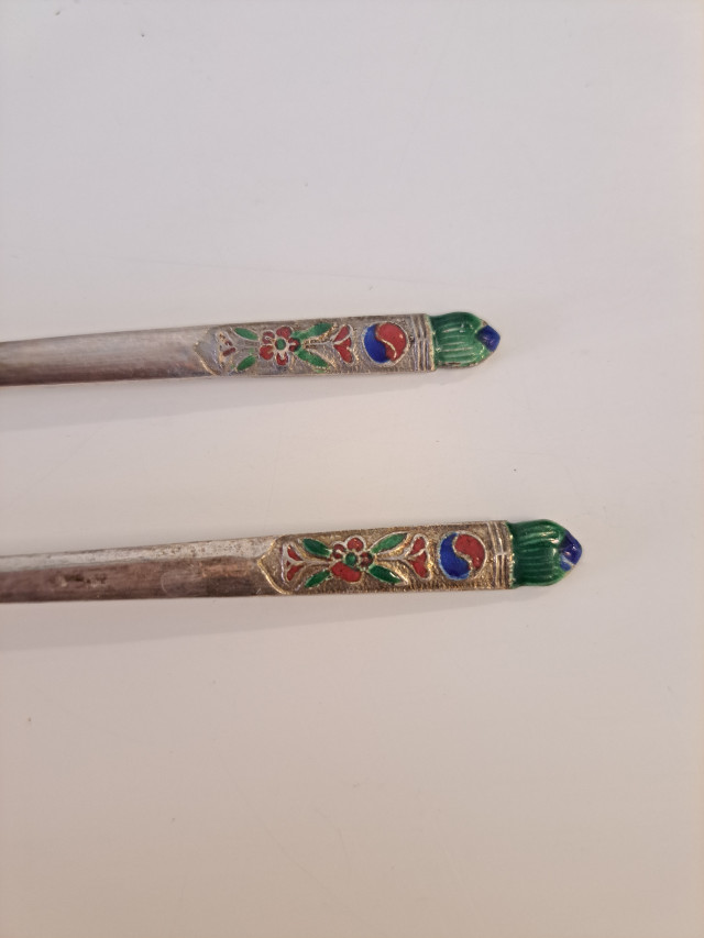 Hopeiset aterimet emalikoristeluin, Korealaista vintagea