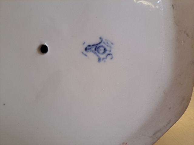 Posliinifiguuri "Malachity Box" 1950-luvulta