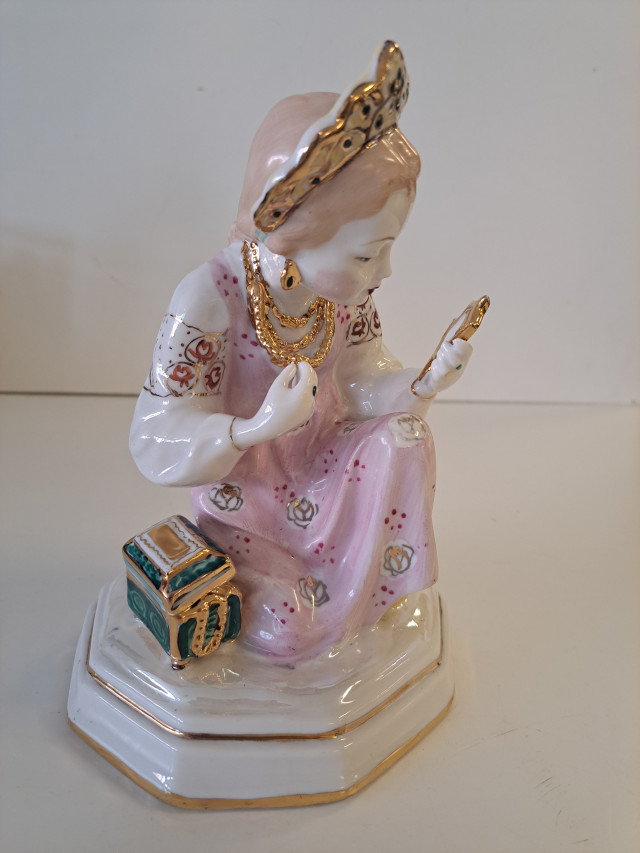 Posliinifiguuri "Malachity Box" 1950-luvulta