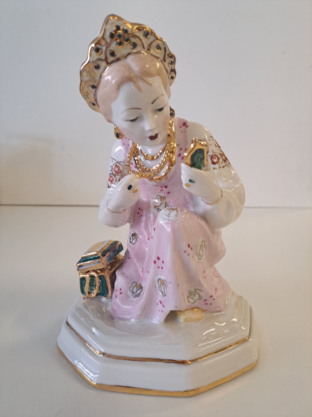 Posliinifiguuri "Malachity Box" 1950-luvulta