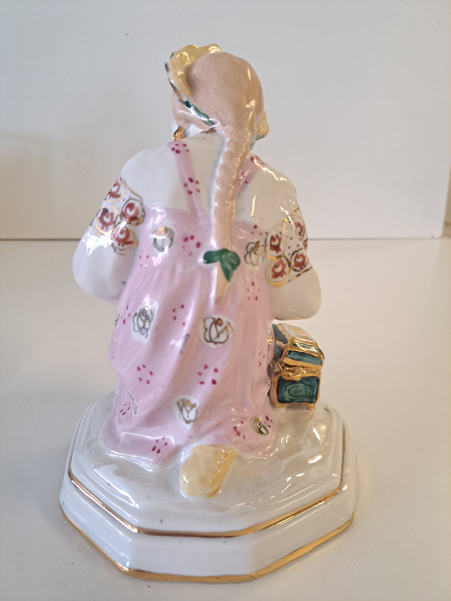 Posliinifiguuri "Malachity Box" 1950-luvulta