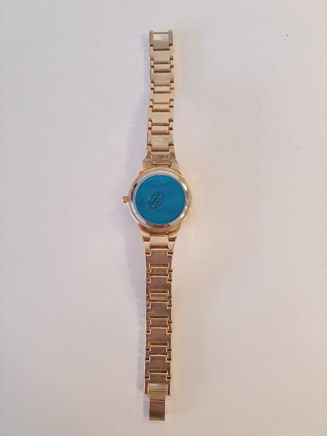 Käyttämätön kullanvärinen naisten rannekello