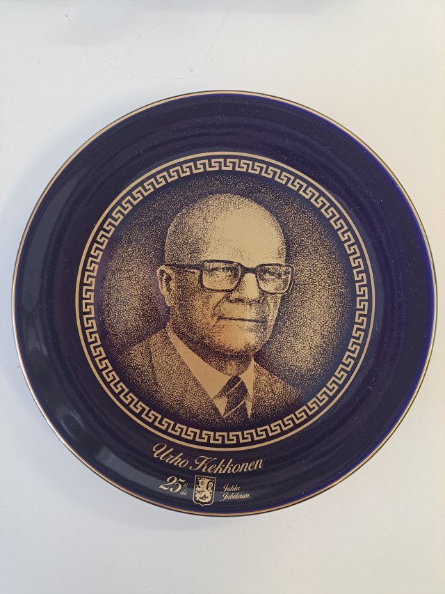 Arabian Urho Kekkonen lautanen laatikossaan