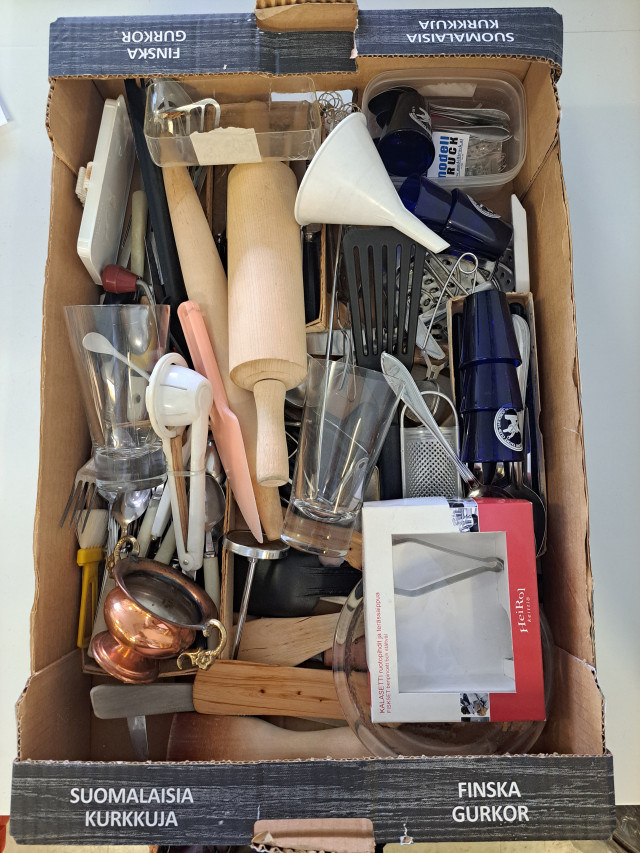 Laatikollinen keittiötavaraa