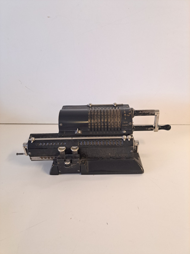 Vanha mekaaninen laskin