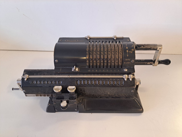 Vanha mekaaninen laskin