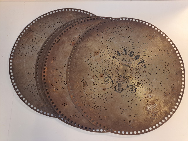 Anrtiikkiset Regina-soittorasian levyt 4kpl