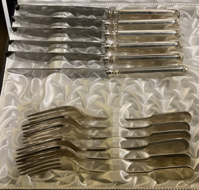 Aterimet, hopeakahvaiset veitset ja hopeiset haarukat