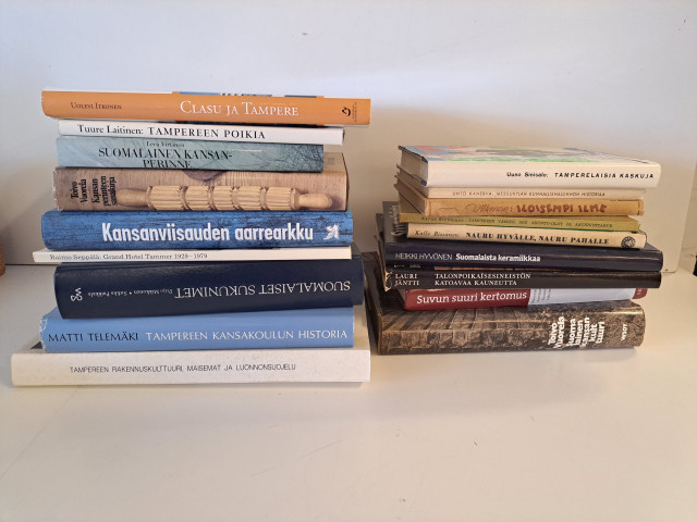 Erä kirjoja, mm. Tampereen historiaa ja suomalaista kansanperinnettä