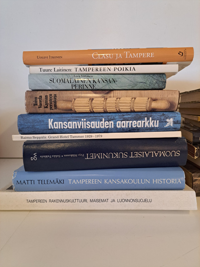 Erä kirjoja, mm. Tampereen historiaa ja suomalaista kansanperinnettä