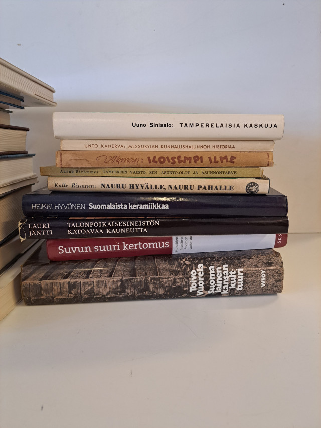 Erä kirjoja, mm. Tampereen historiaa ja suomalaista kansanperinnettä