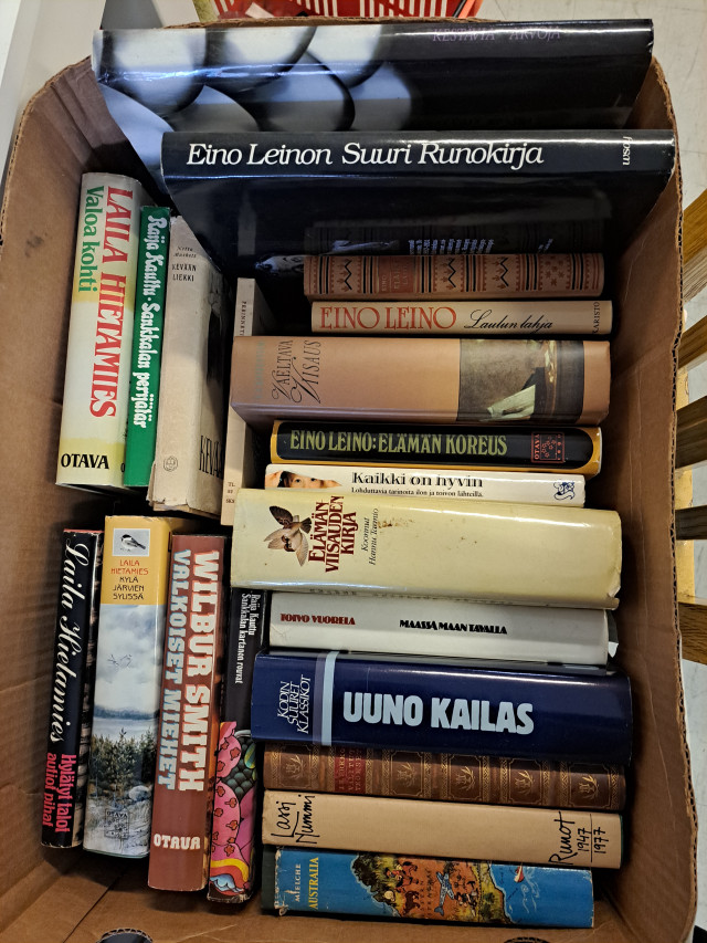 Laatikollinen kirjoja mm. Eino Leinoa, Laila Hietamiestä,