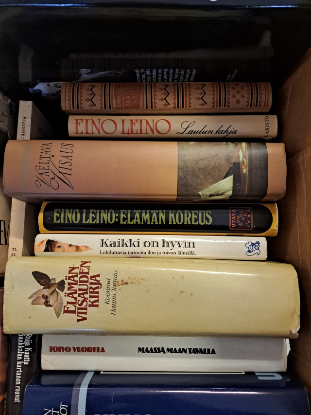 Laatikollinen kirjoja mm. Eino Leinoa, Laila Hietamiestä,