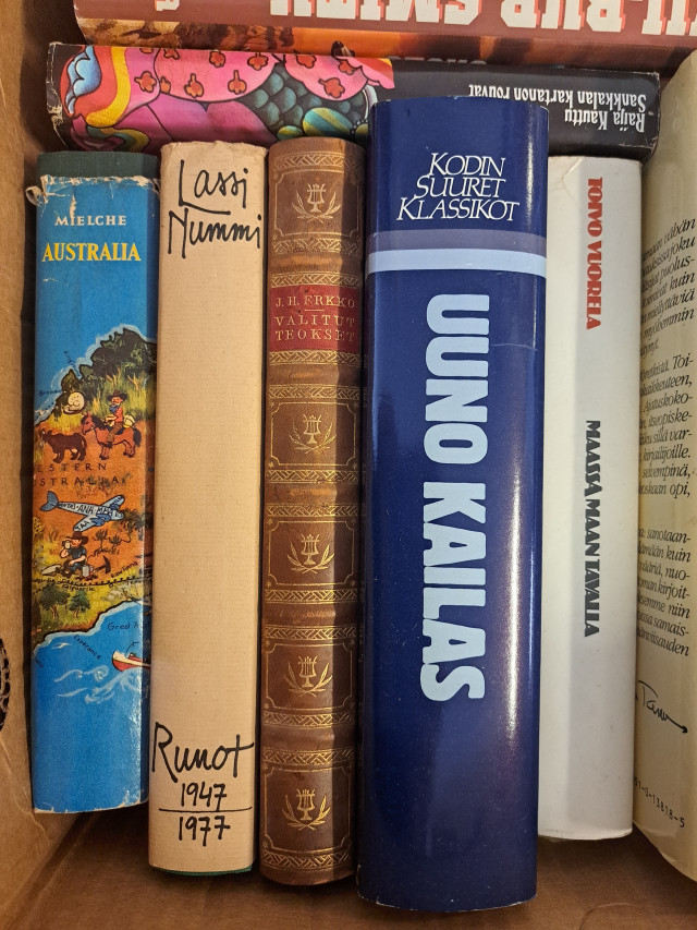 Laatikollinen kirjoja mm. Eino Leinoa, Laila Hietamiestä,