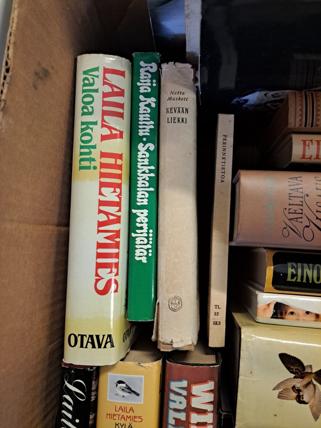 Laatikollinen kirjoja mm. Eino Leinoa, Laila Hietamiestä,