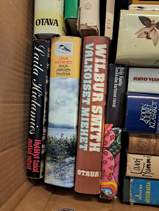 Laatikollinen kirjoja mm. Eino Leinoa, Laila Hietamiestä,